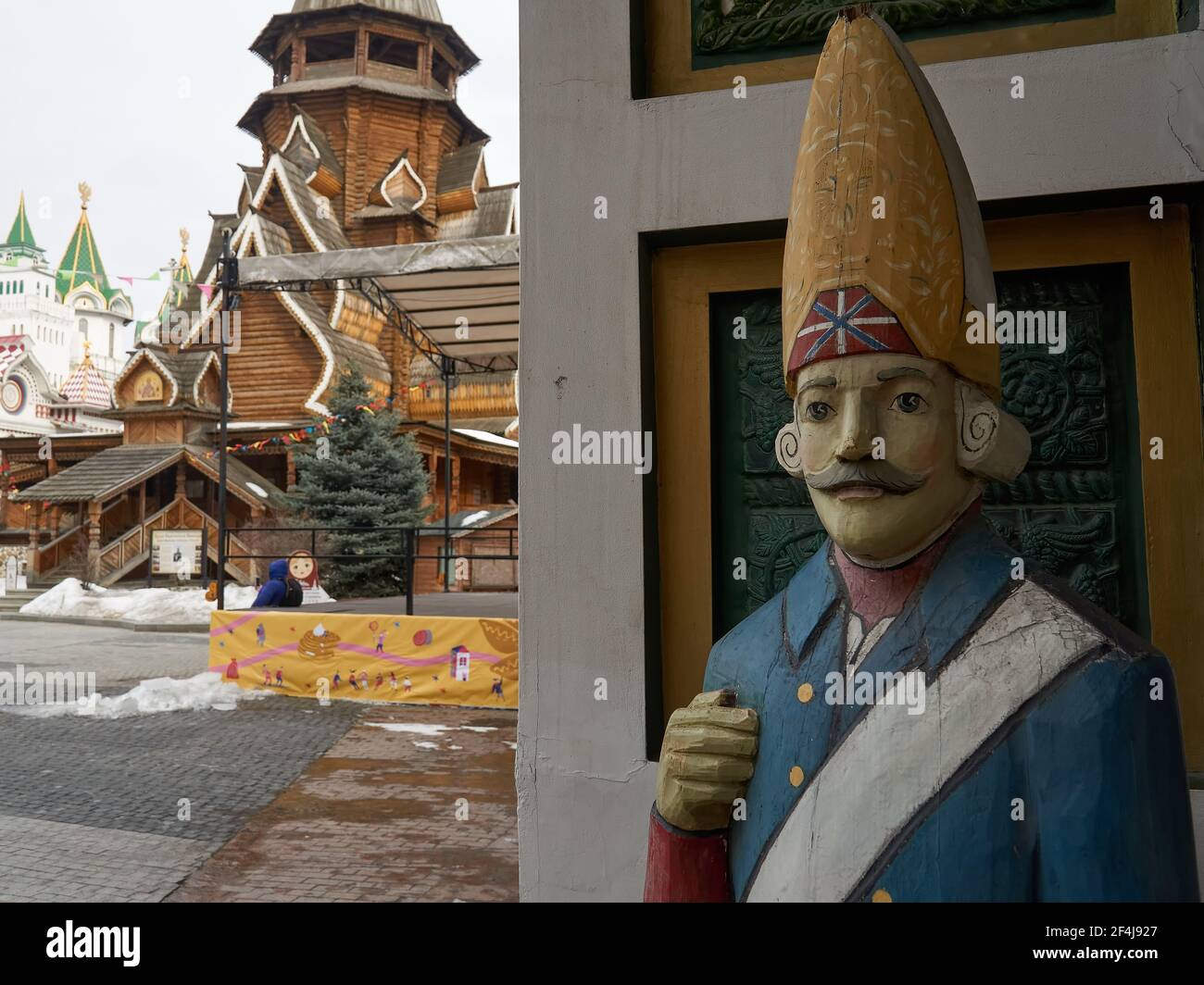 Moscou, Russie. 21 mars 2021. Grenadier à l'entrée du marché aux puces dans le Kremlin Izmailovo. Bijoux vintage, dentelle, livres, disques, céramique, Porcelaine, meubles rares - c'est juste une petite partie de ce que le célèbre marché aux puces de Vernissage à Izmailovo est riche. Crédit : SOPA Images Limited/Alamy Live News Banque D'Images