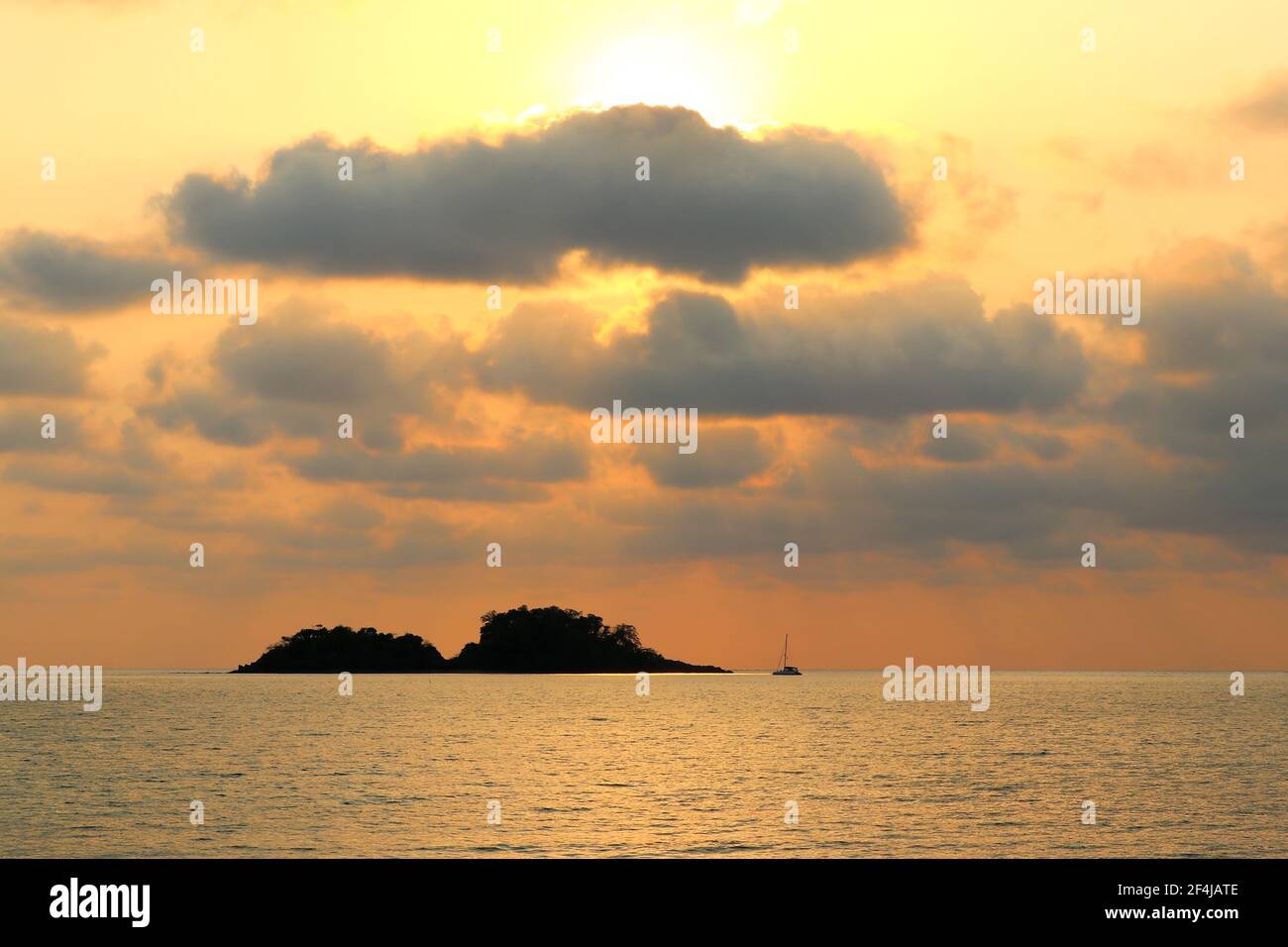 vue sur le paysage et magnifique coucher de soleil sur la mer Banque D'Images