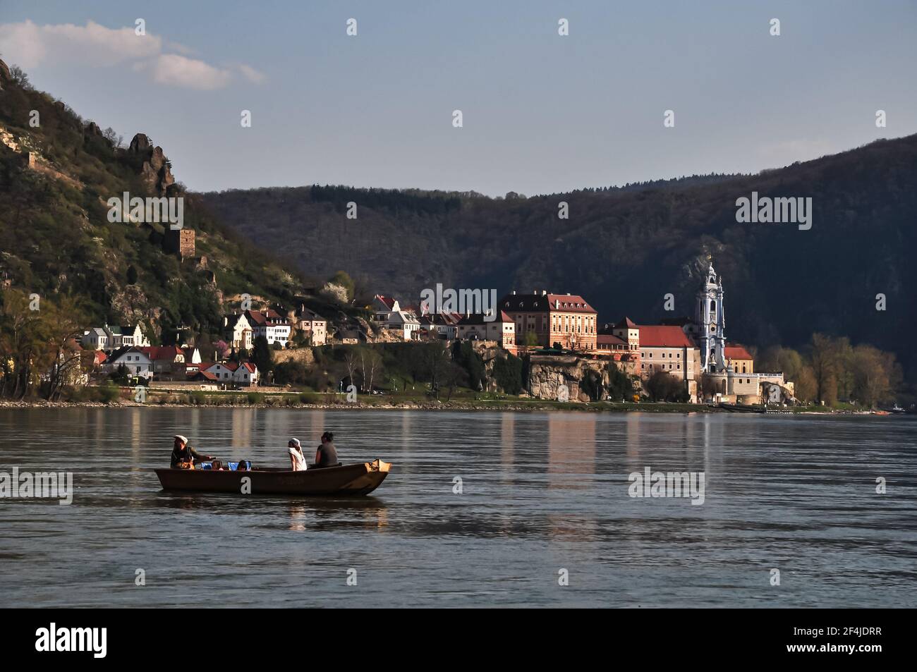 Ville de Duernstein au bord du Danube dans la vallée de Wachau, destination de voyage populaire en Autriche Banque D'Images Ville de Duernstein au bord du Danube dans la vallée de Wachau, destination de voyage populaire en Autriche Banque D'Images