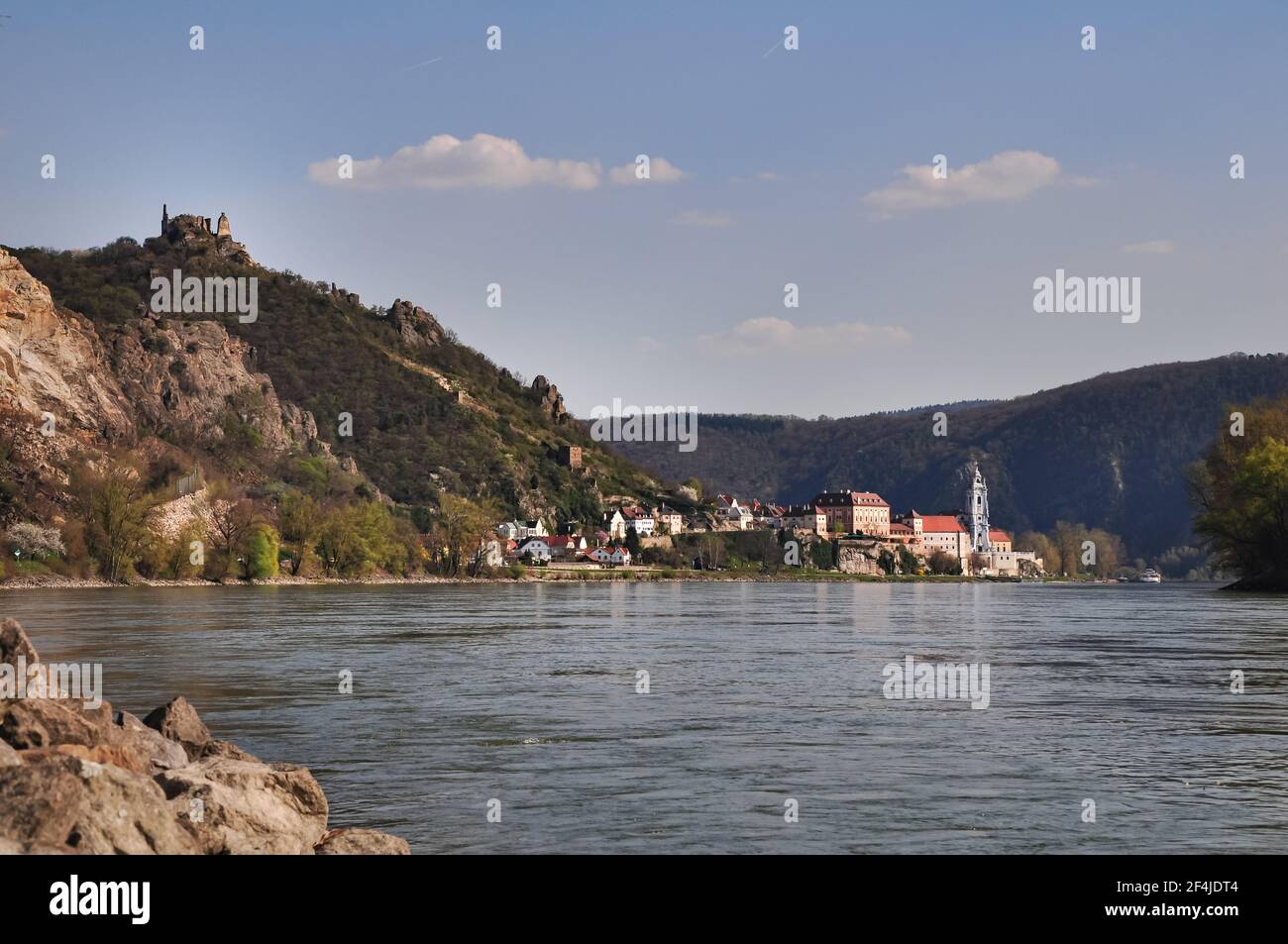 Ville de Duernstein au bord du Danube dans la vallée de Wachau, destination de voyage populaire en Autriche Banque D'Images Ville de Duernstein au bord du Danube dans la vallée de Wachau, destination de voyage populaire en Autriche Banque D'Images
