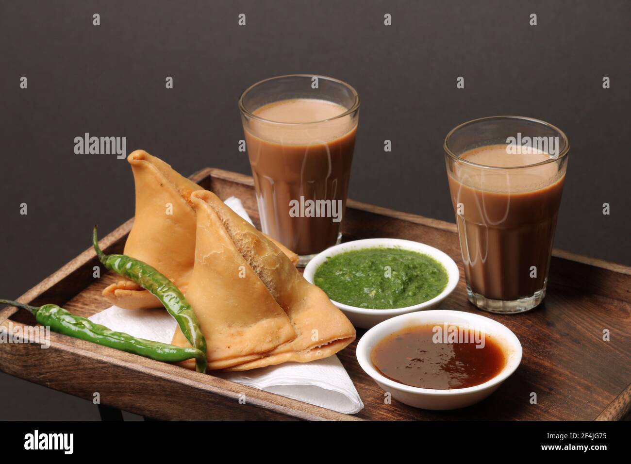 En-cas indien maison de samosa épicé et délicieux servi avec vert, chutney de tamarin coupant le thé de masala, chai, Banque D'Images