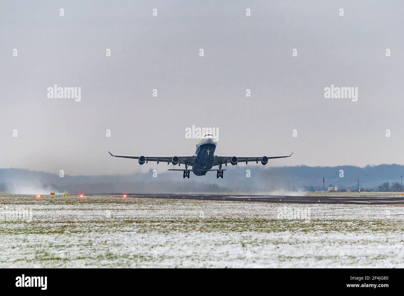 Hoersching, autriche, 20 mars 2021, Airbus A340, 9h-SUN exploité par Hi Fly est décollage à l'aéroport de linz Banque D'Images