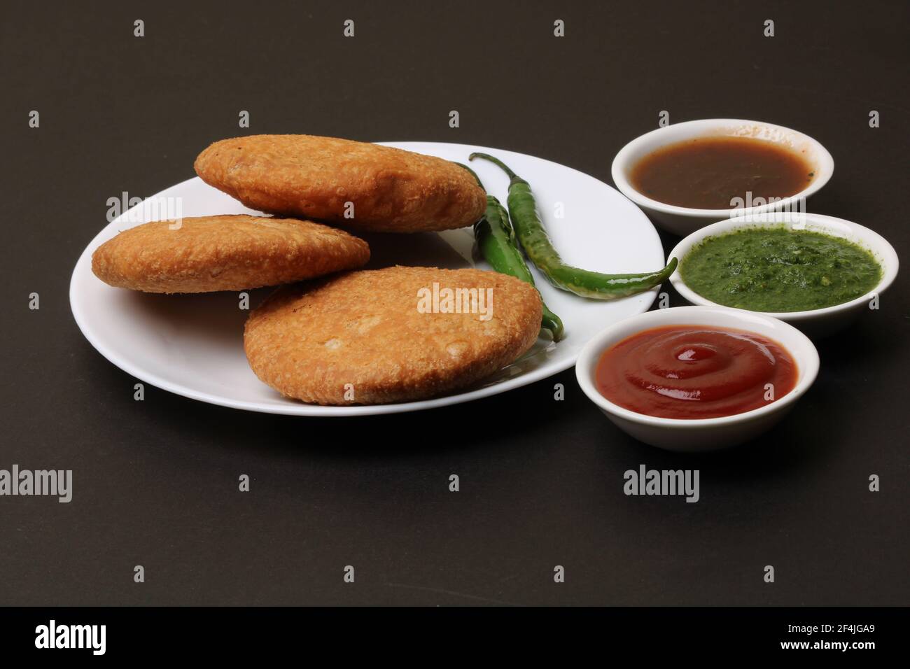 Nourriture de serpents indiens kachouri ou kachoudi kachori servi avec tamarin et chutney à la menthe Banque D'Images