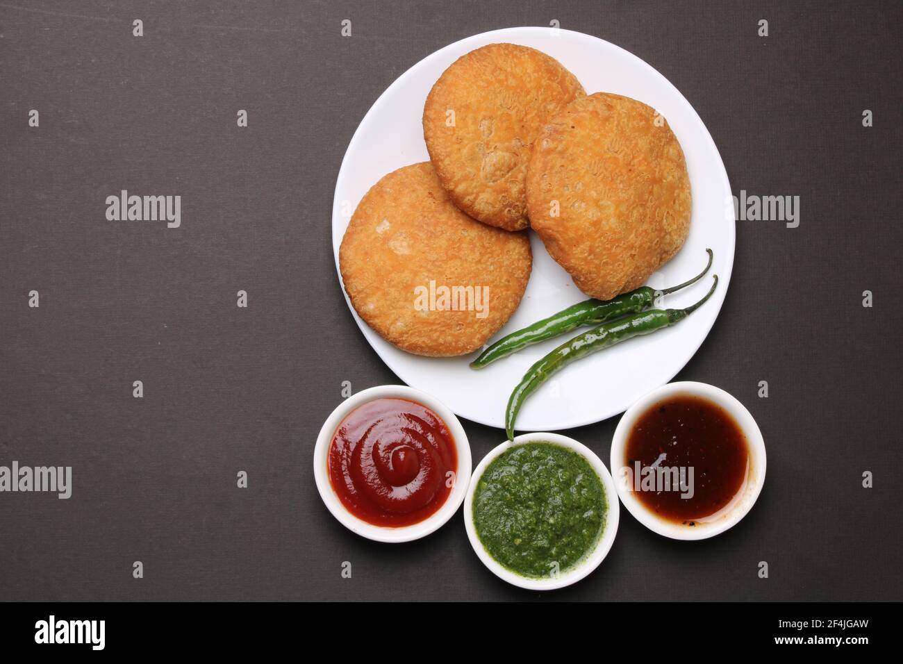 Nourriture de serpents indiens kachouri ou kachoudi kachori servi avec tamarin et chutney à la menthe Banque D'Images