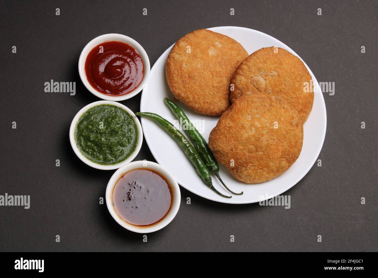 Nourriture de serpents indiens kachouri ou kachoudi kachori servi avec tamarin et chutney à la menthe Banque D'Images