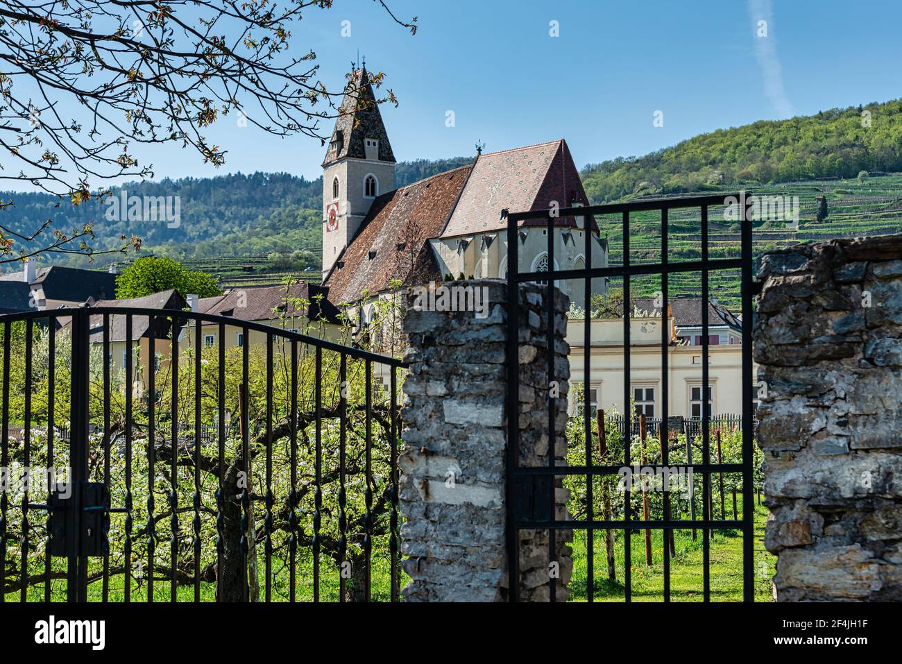 Vue sur l'église historique imposante de Spitz dans le Vallée de Wachau Banque D'Images