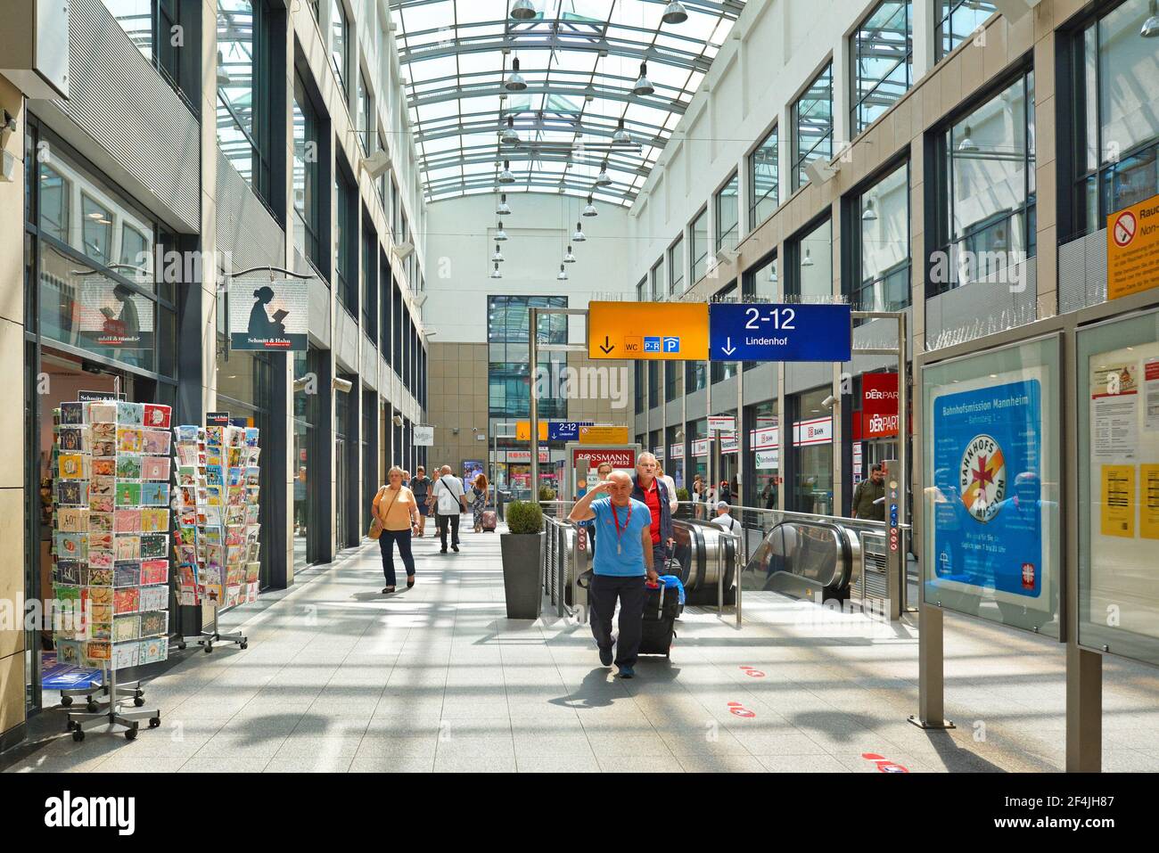 Mannheim, Allemagne - juillet 2019: À l'intérieur de la gare principale de Mannheim avec des gens Banque D'Images