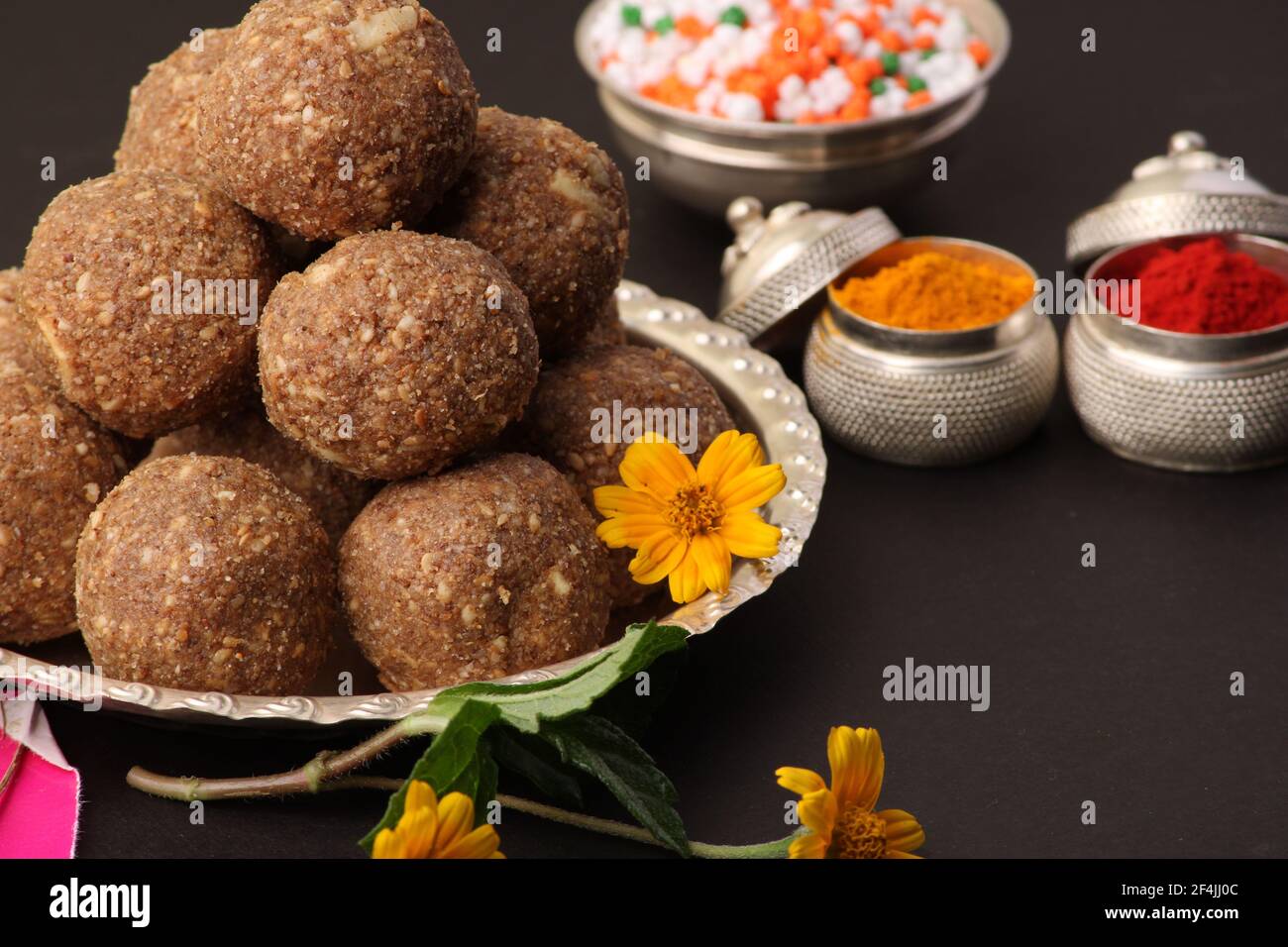 Til Gul OU Sweet Sesame Laddu avec Kite model, haldi Kumkum et cristaux de sucre pour le festival Makar Sankranti sur fond noir. Banque D'Images