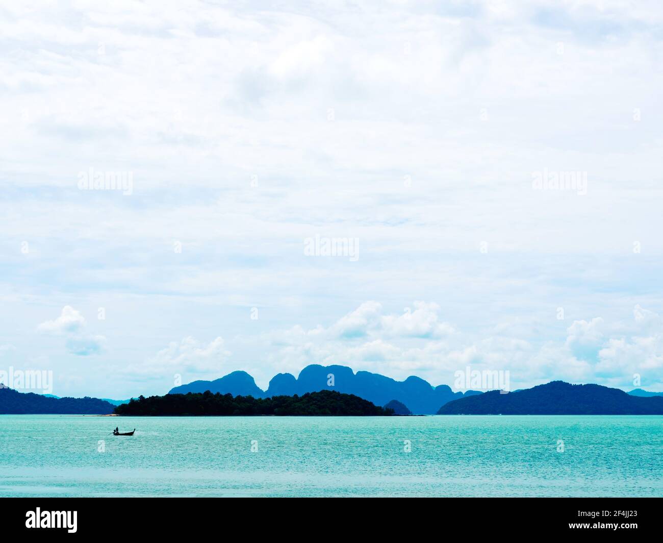 Le paysage de l'île et la mer calme et le mode de vie des pêcheurs dans le bateau à Koh Yao Noi, Phang nga, Thaïlande. Vue sur la mer avec beaucoup Banque D'Images