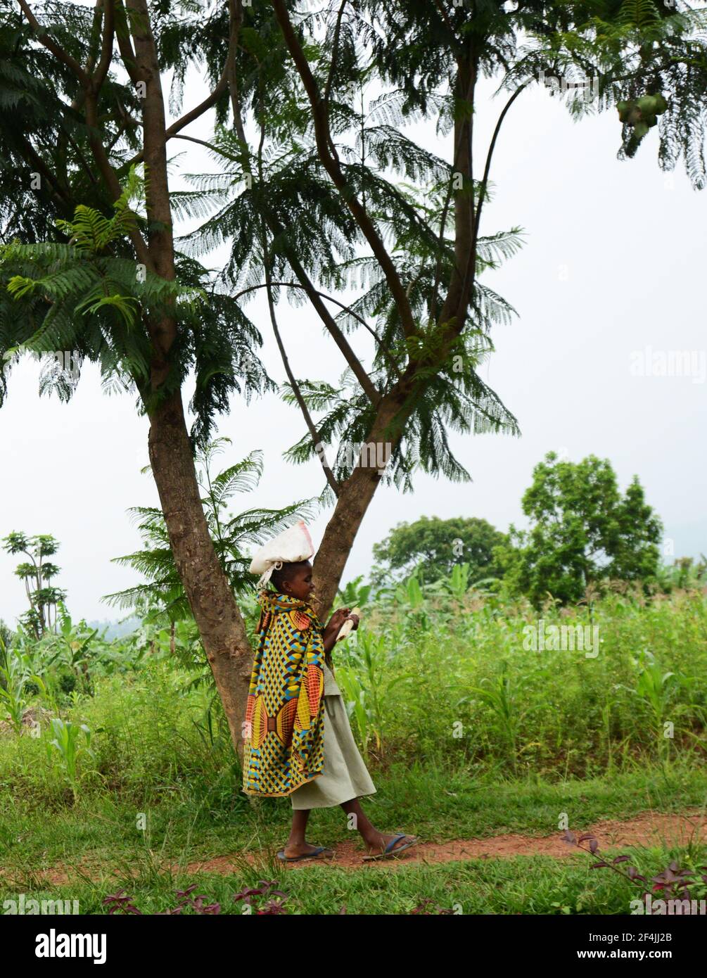 Une rwandaise portant un sac sur sa tête. Banque D'Images