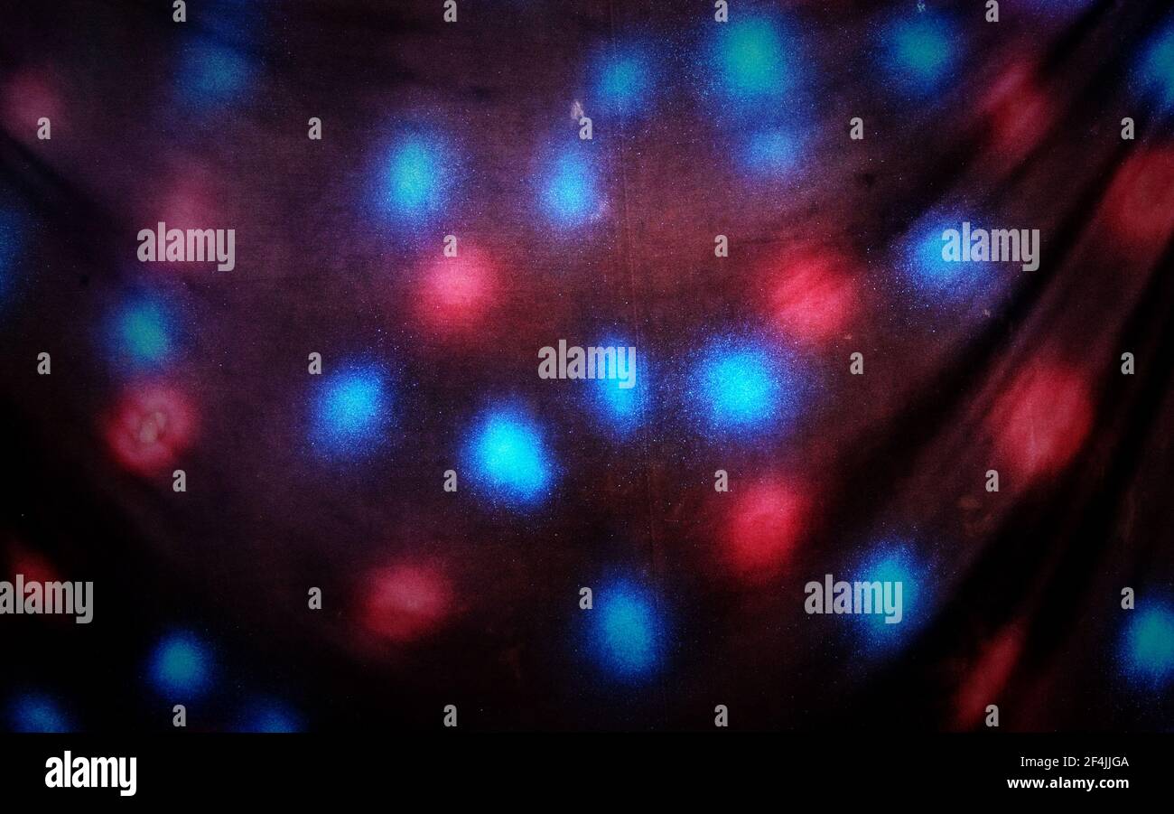 Un rideau avec des taches rouges et bleues Banque D'Images