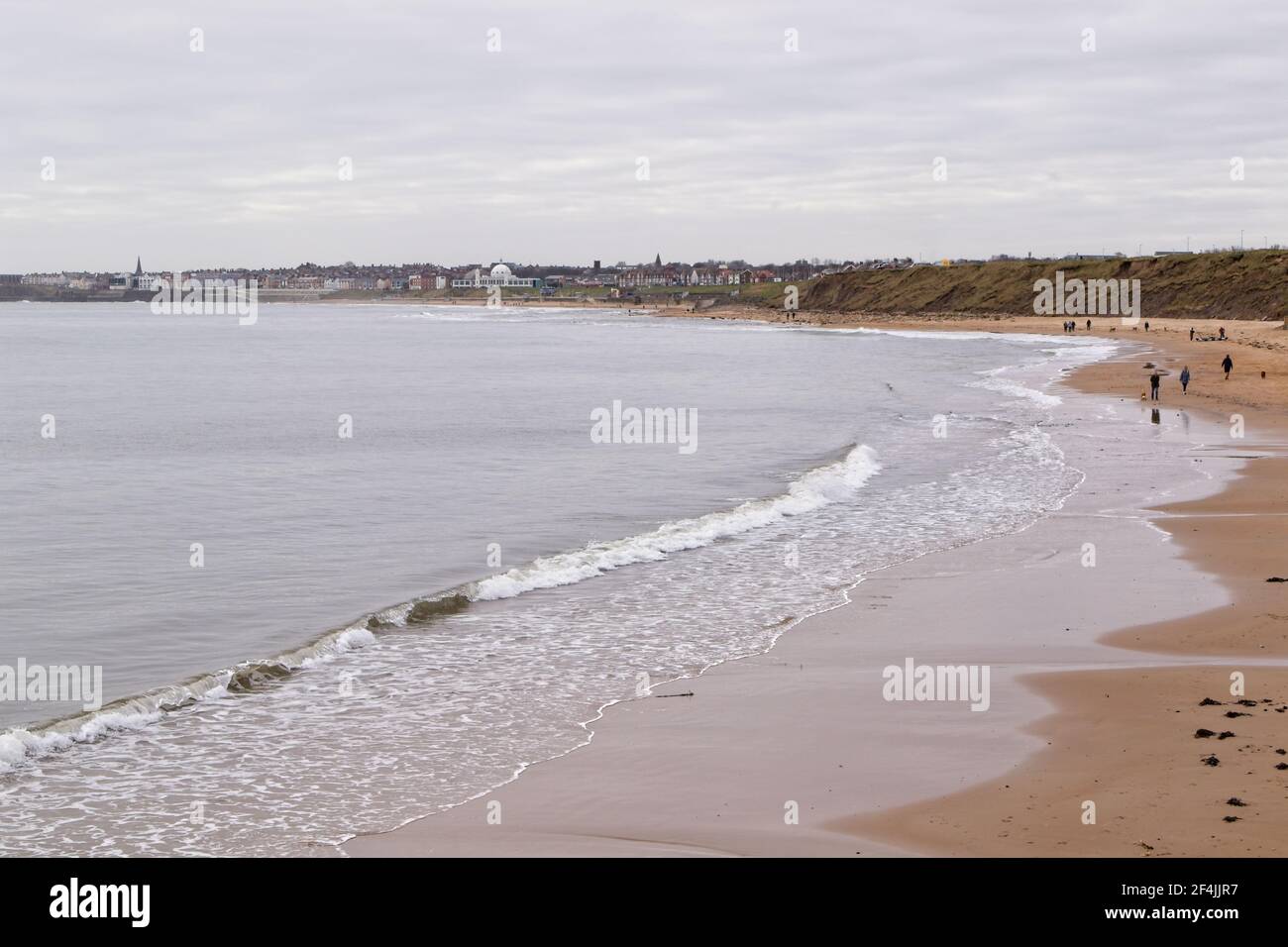 En regardant vers le sud le long de la plage vers le front de mer de Whitley Bay sur la côte de la mer du Nord à Tyne et Wear. Banque D'Images