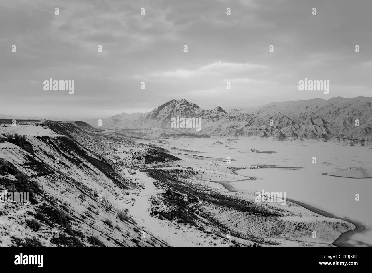Photo en noir et blanc d'un paysage d'hiver en Arménie Avec réservoir Azat et chaîne de montagnes Yeranos Banque D'Images