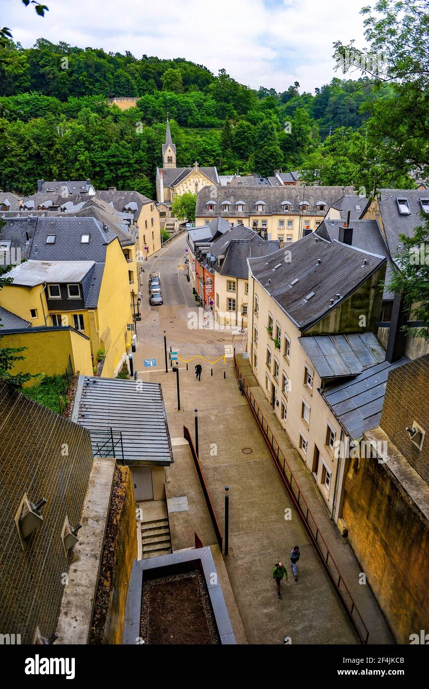 Luxembourg, Luxembourg - 15 juillet 2019 : rue étroite de la vieille ville de Luxembourg en Europe Banque D'Images