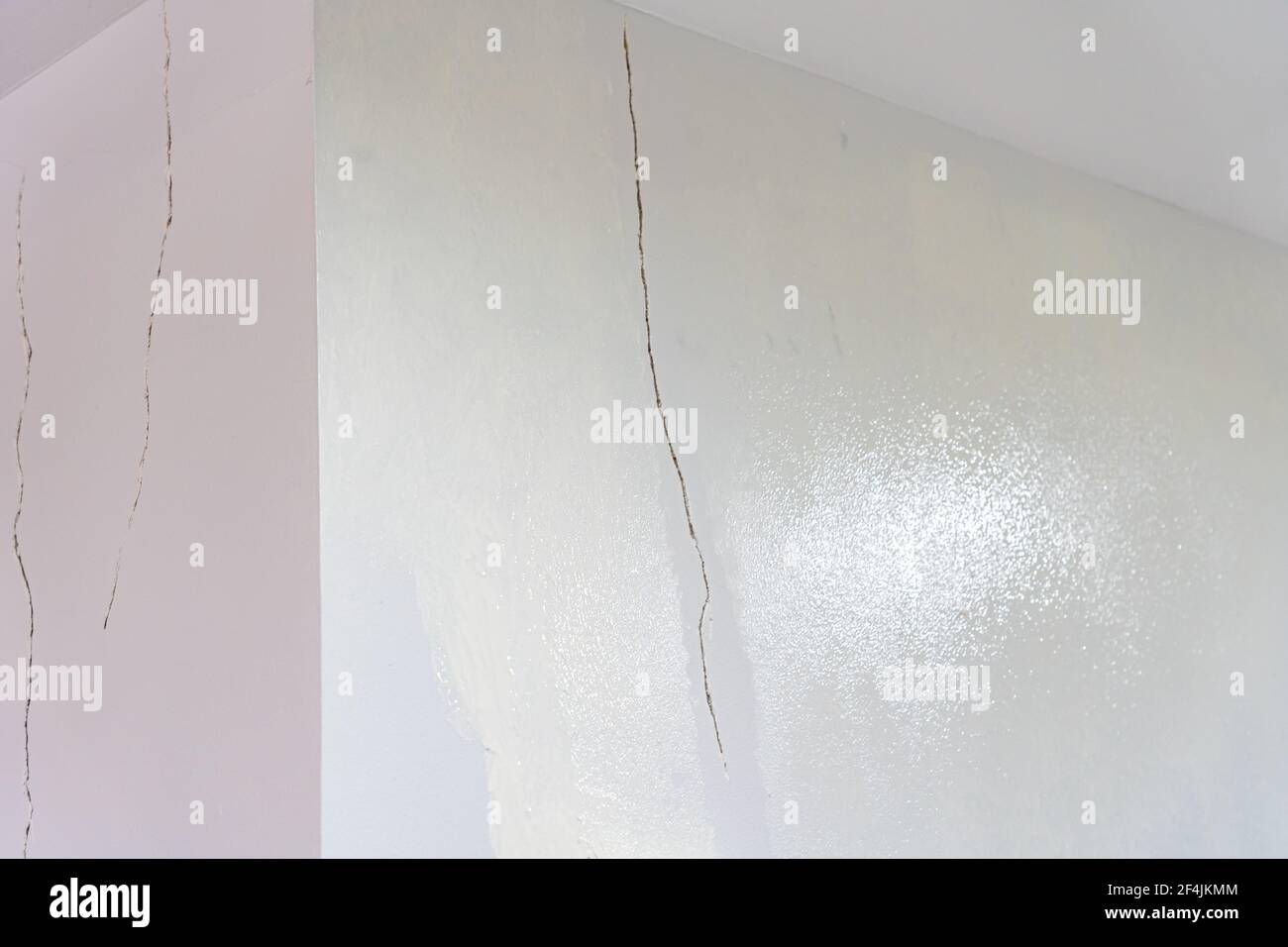Mur blanc rifté près du plafond dans la nouvelle maison Banque D'Images
