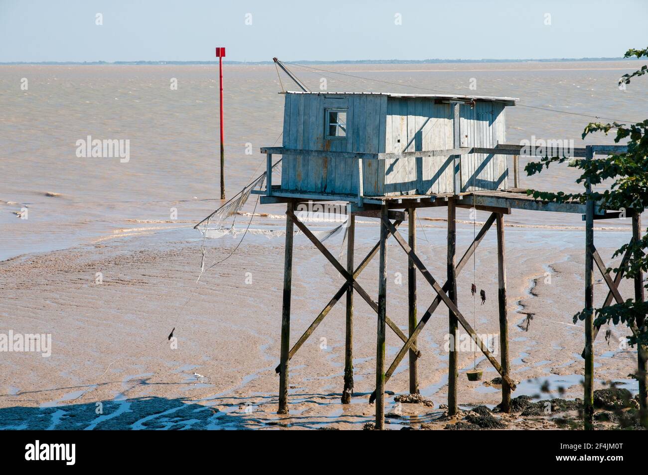 Une cabane de pêche traditionnelle en bois sur pilotis (Carrelet) près de la station balnéaire de Talmont-sur-Gironde, au sud de Royan, Charente-Maritime (17), Nouvelle-Aquitain Banque D'Images