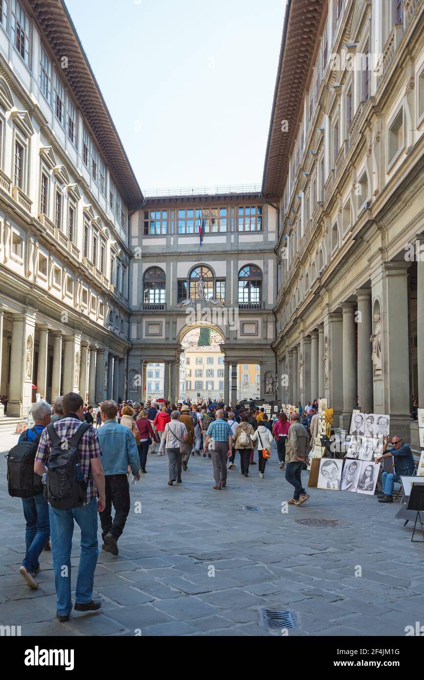 Touristes marchant dans la Galerie des Offices de Florence Banque D'Images