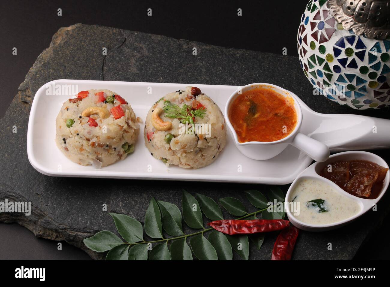 Upma Ven Pongal avec Sambar, noix de coco Chutney cuisine indienne populaire petit déjeuner Tamil Nadu festival Pongal fait avec rava ou semolina Banque D'Images