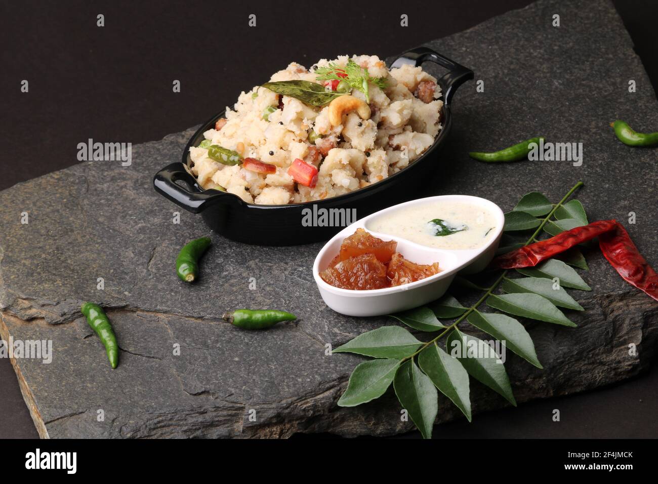 Upma Ven Pongal avec Sambar, noix de coco Chutney cuisine indienne populaire petit déjeuner Tamil Nadu festival Pongal fait avec rava ou semolina Banque D'Images