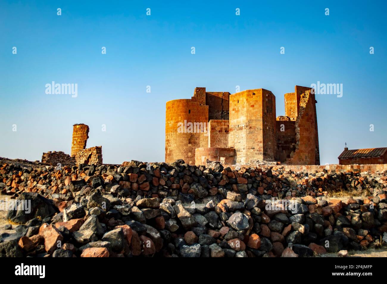 Ruines de la forteresse de Dashtadem en Arménie, située dans le village de Dashtadem de la province d'Aragatsotn Banque D'Images