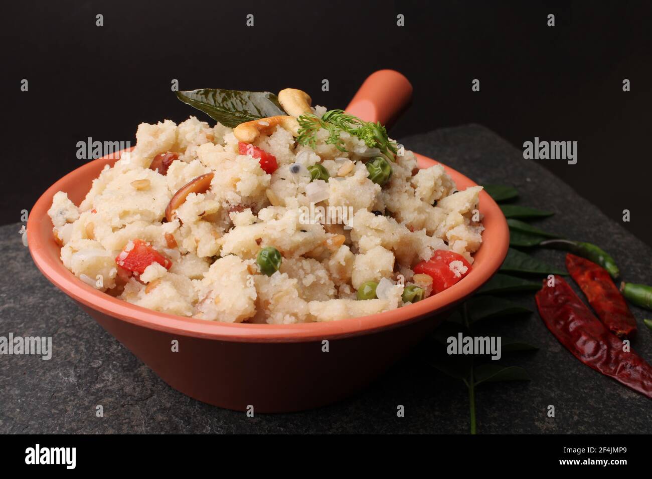 Upma Ven Pongal avec Sambar, noix de coco Chutney cuisine indienne populaire petit déjeuner Tamil Nadu festival Pongal fait avec rava ou semolina Banque D'Images