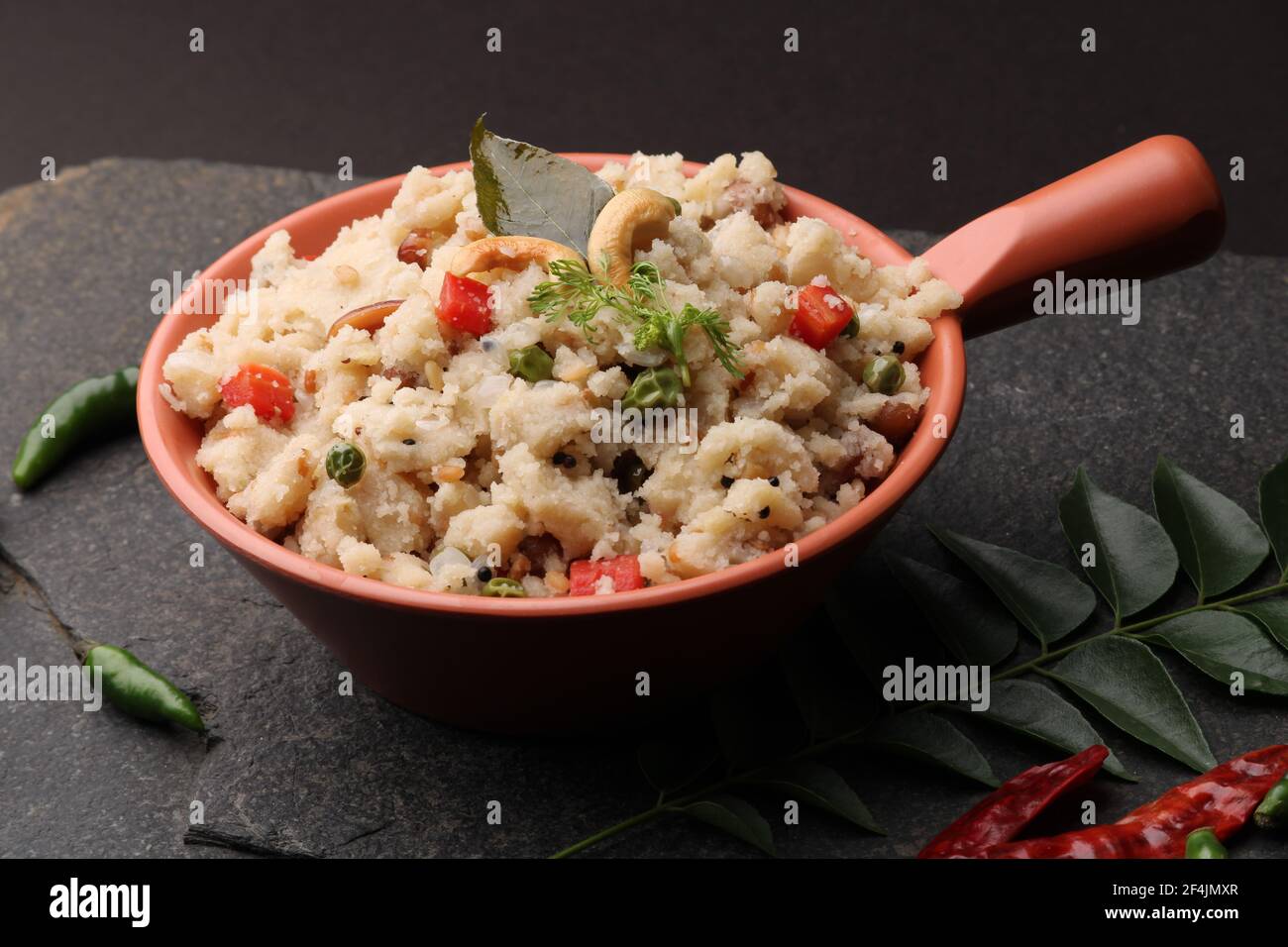 Upma Ven Pongal avec Sambar, noix de coco Chutney cuisine indienne populaire petit déjeuner Tamil Nadu festival Pongal fait avec rava ou semolina Banque D'Images