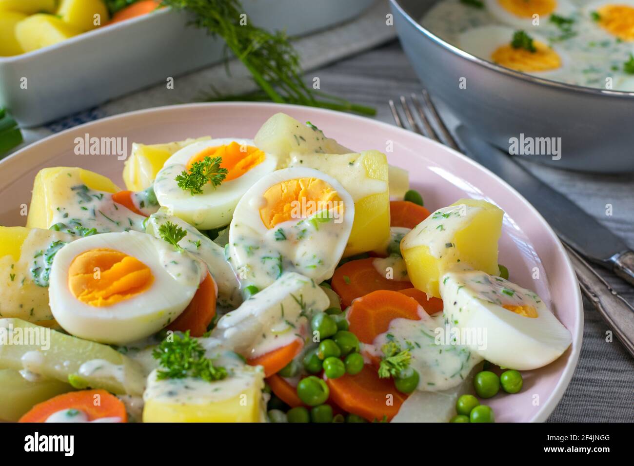 plat végétarien sain avec œufs durs, légumes et sauce servis sur plaque sur table de cuisine à la maison Banque D'Images