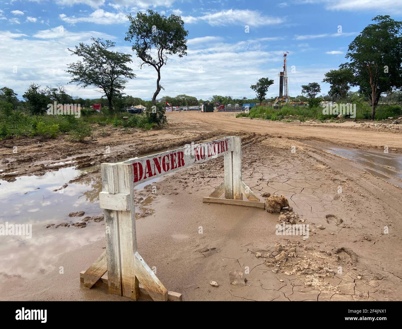 Kawe, Namibie. 22 février 2021. « aucun point d'entrée de danger » est écrit sur une barrière devant le trou de forage. L'argent des contribuables allemands est censé ouvrir la voie à l'un des plus beaux paradis naturels d'Afrique pour devenir un parc modèle. Mais le pétrole y est aujourd’hui foré. Les écologistes et les défenseurs des droits des animaux sont donc dans un état d'alarme. (À dpa: 'L'exploration du pétrole dans l'un des paradis naturels d'Afrique est l'objet de l'action des activistes des droits des animaux') Credit: Nicole Macheroux-Denault/ICUC Productions/dpa/Alay Live News Banque D'Images