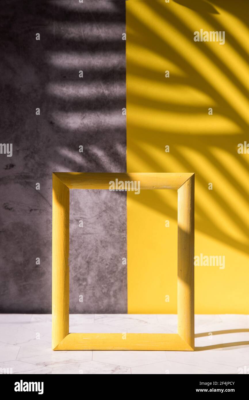 Ombres abstraites sur fond gris-jaune pour la vente d'un produit cosmétique, une vitrine cosmétique dans un style minimaliste. Banque D'Images