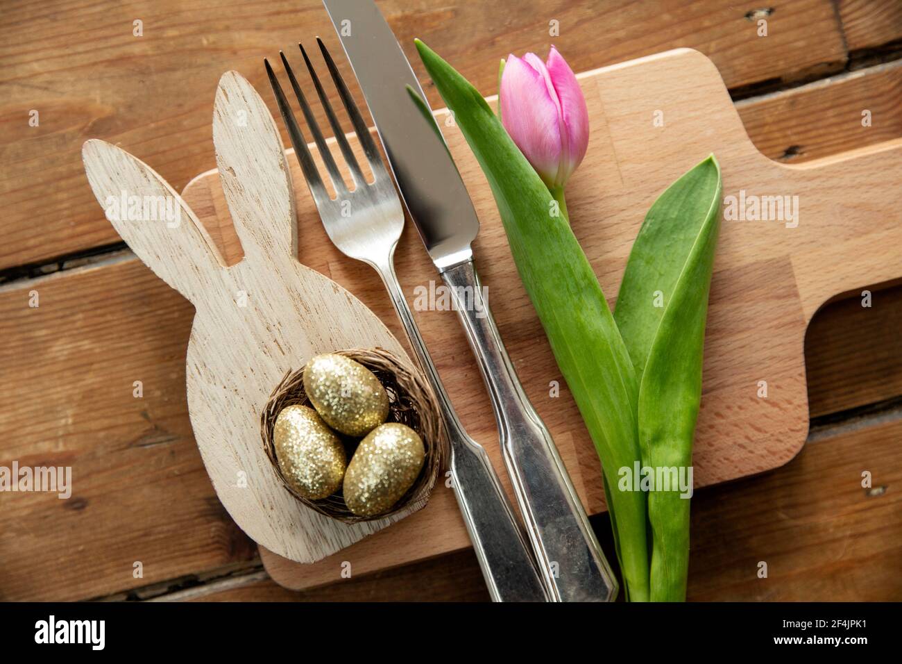 Arrière-plan du repas de Pâques, lapin de pâques avec œufs et fleurs printanières Banque D'Images