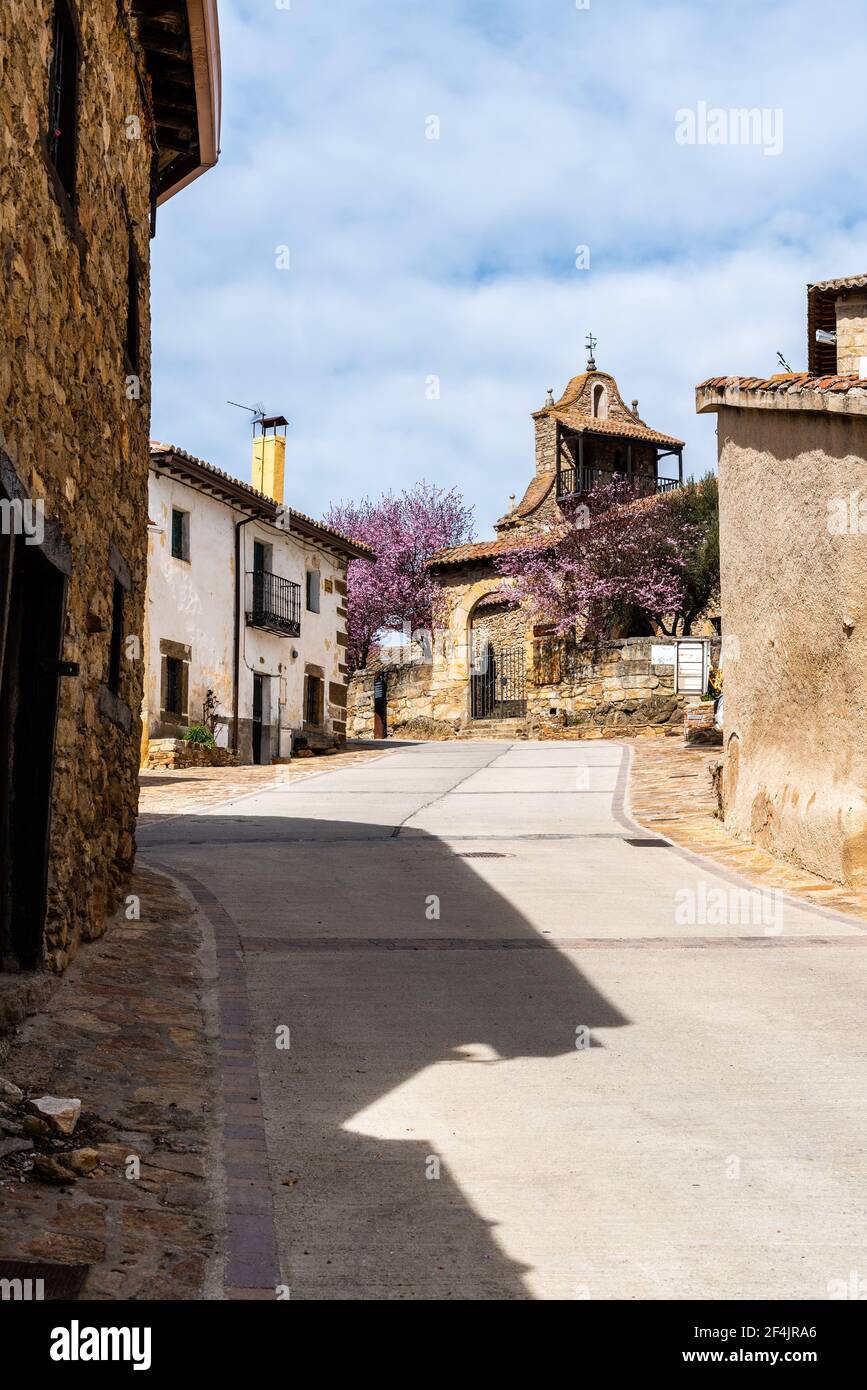 Vue panoramique sur l'église de Horcajuelo de la Sierra À Madrid au printemps Banque D'Images