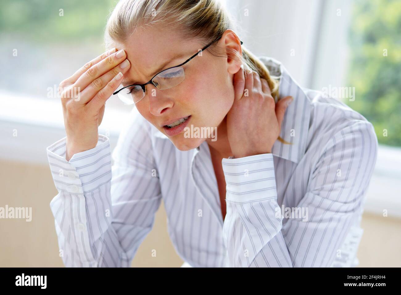 Femme au travail souligné Banque D'Images