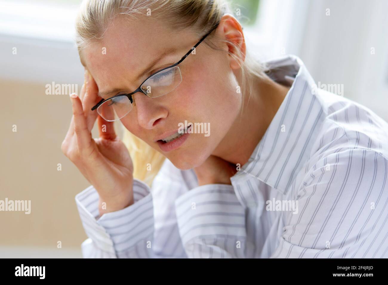 Femme au travail souligné Banque D'Images