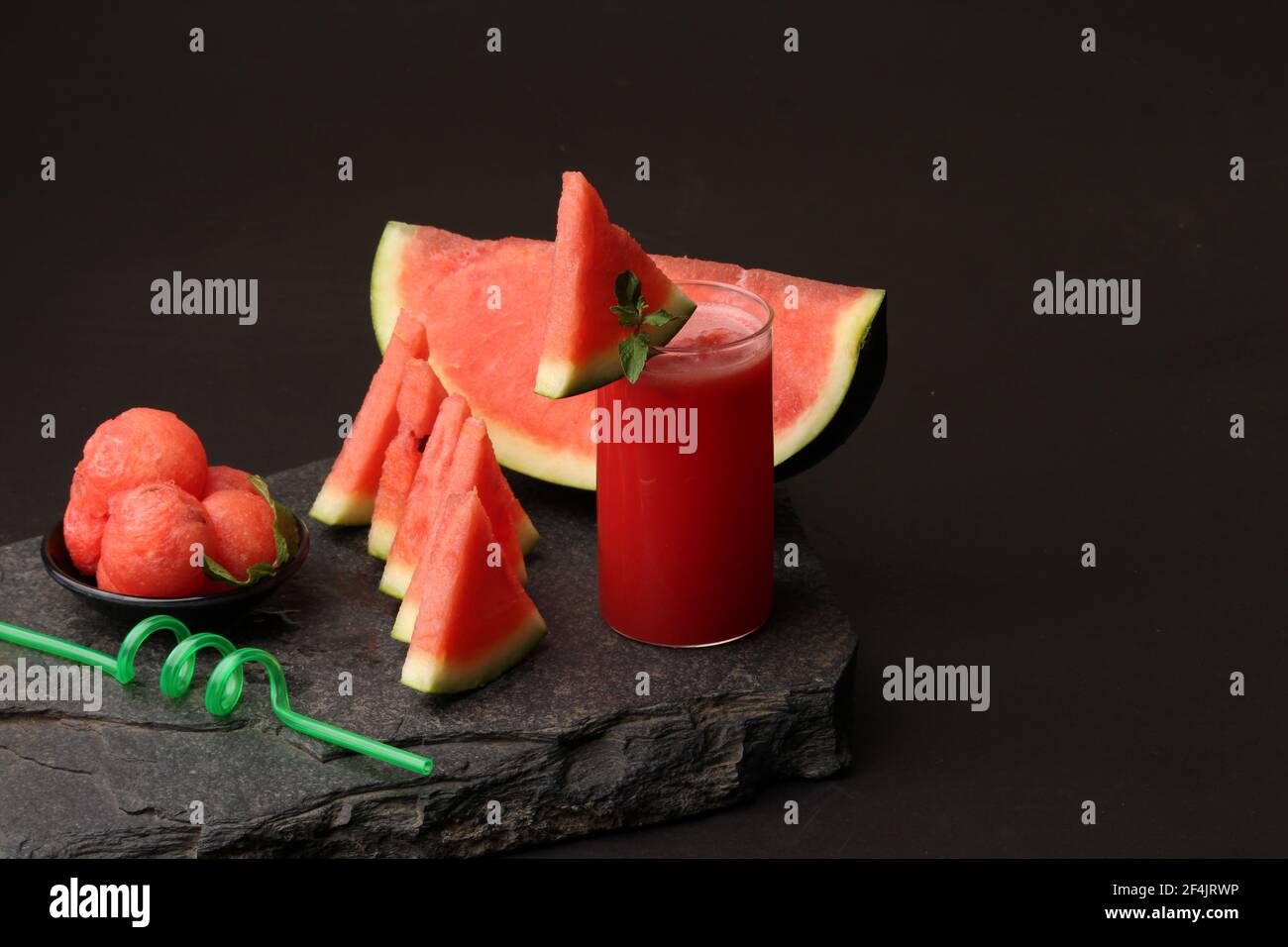 Smoothies de pastèque ou garniture de jus avec pastèque fraîche et feuilles de menthe pour les boissons d'été concept. Banque D'Images