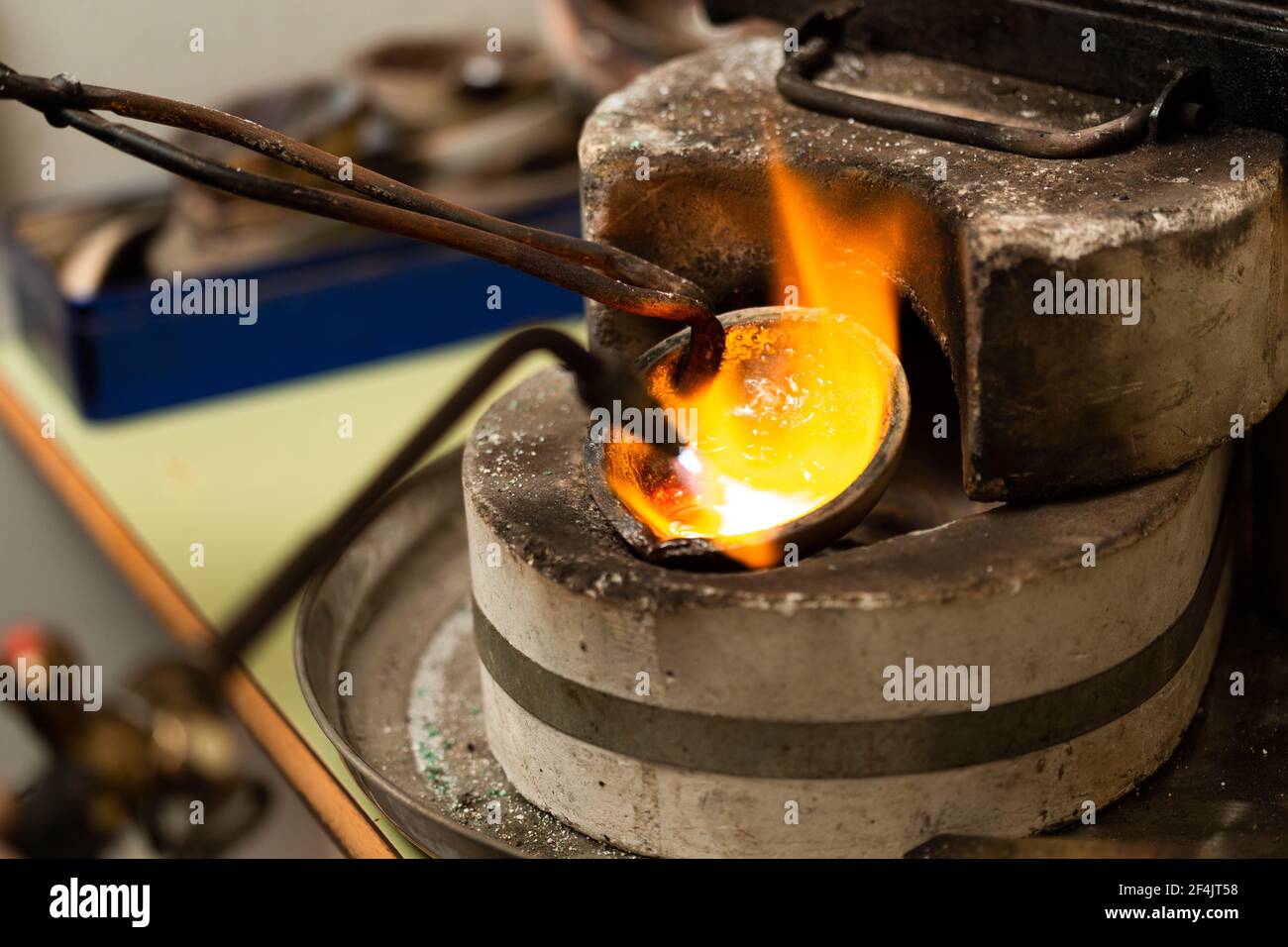 le chalumeau fait fondre l'argent dans un four d'atelier de bijoux Photo  Stock - Alamy