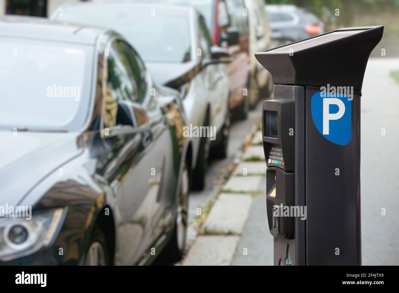 Parking avec panneau solaire dans la rue de la ville. Système de parking payant à pied Banque D'Images