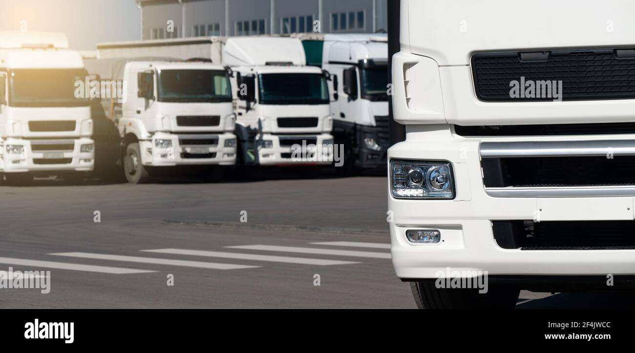 Flotte de camions au centre logistique Banque D'Images