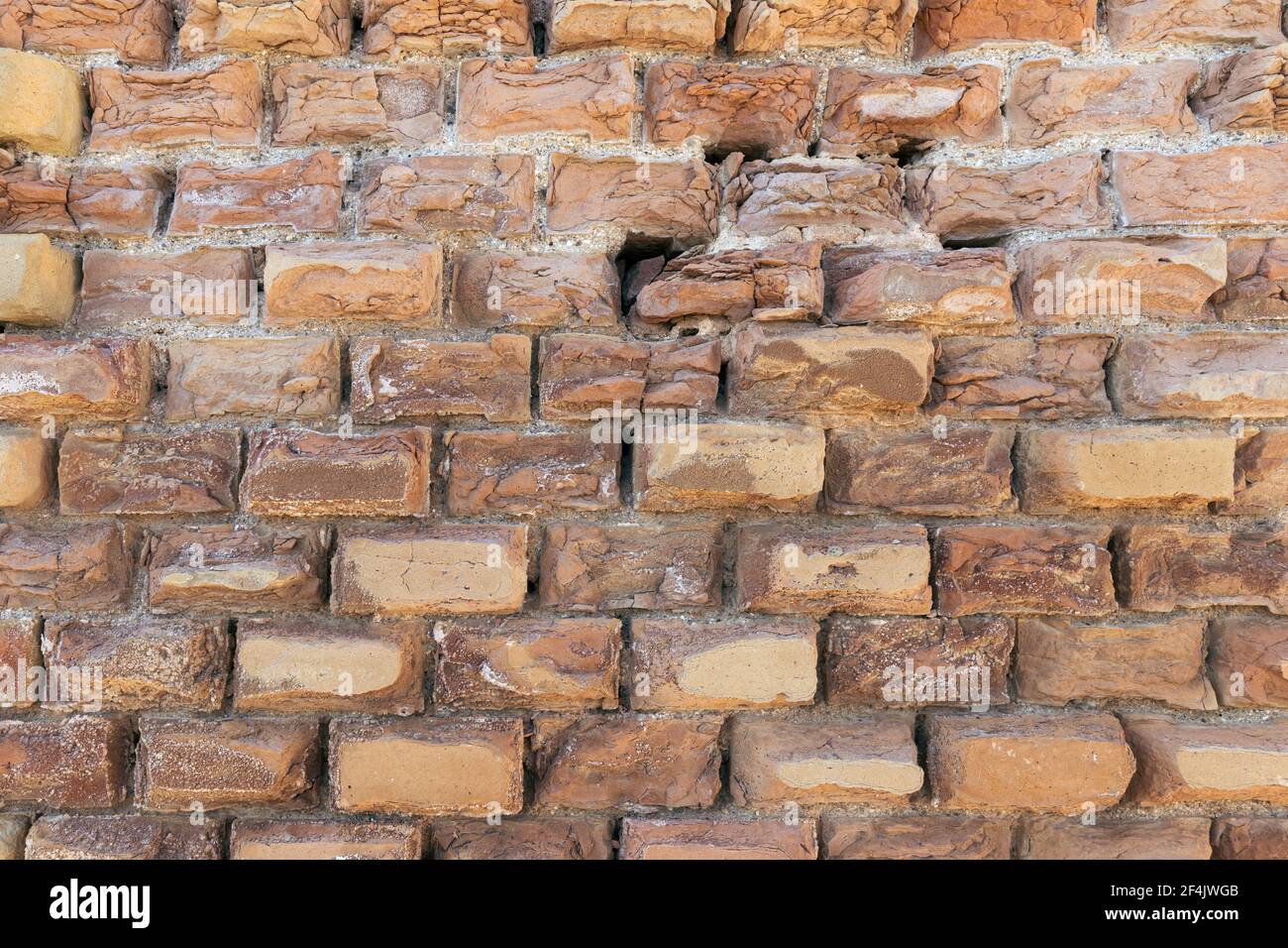 Mur de brique de la vieille maison en réparation Banque D'Images