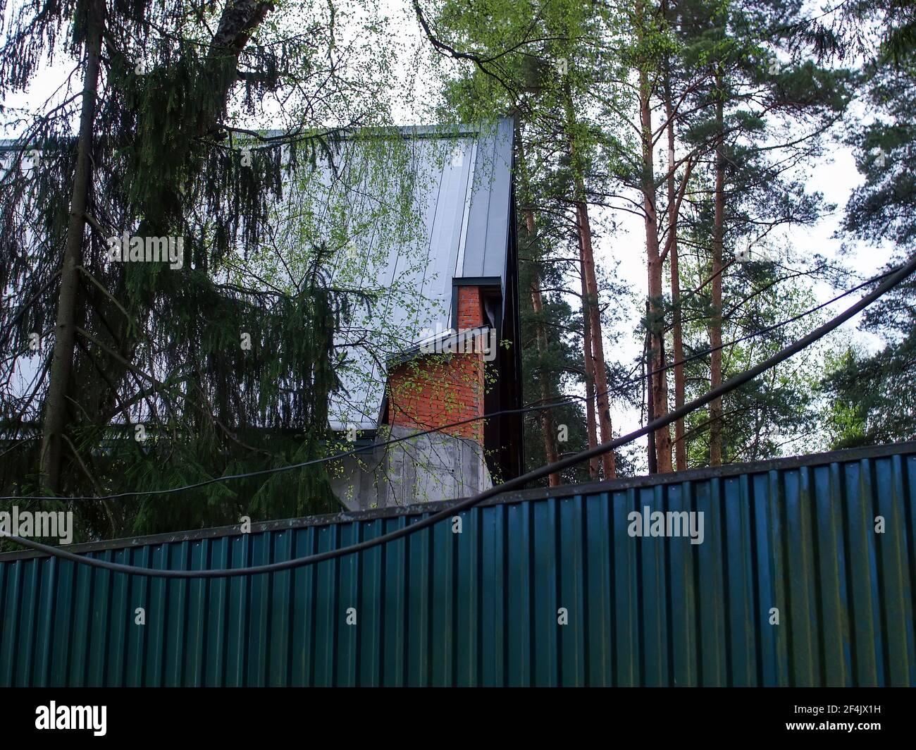 Maison abandonnée derrière une clôture dans les bois, Russie Banque D'Images