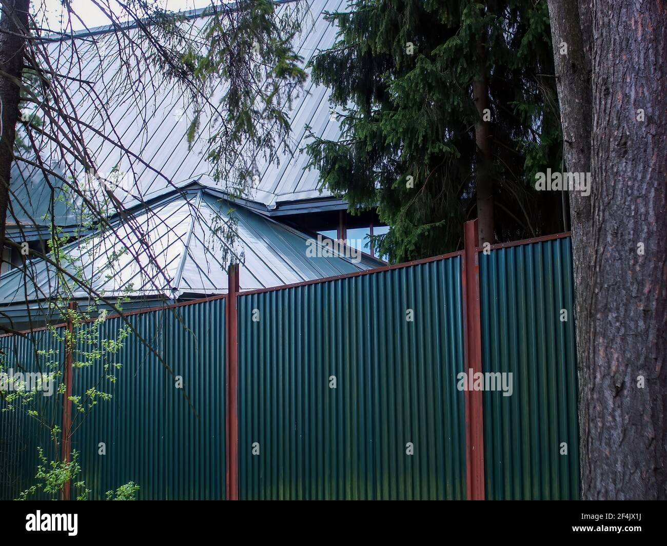 Maison abandonnée derrière une clôture dans les bois, Russie Banque D'Images