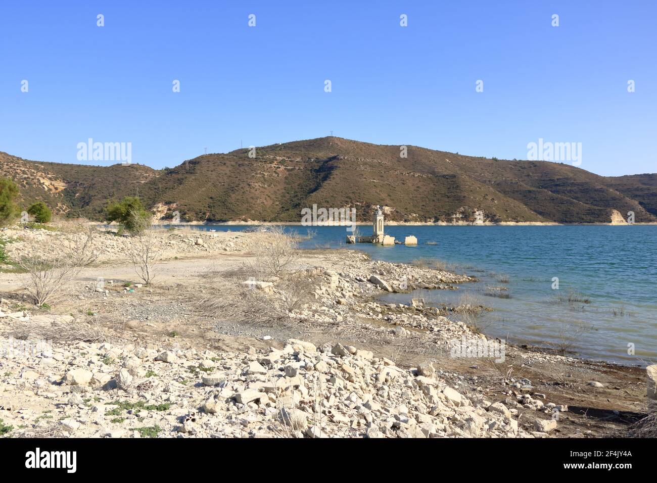 L'église abandonnée de Saint-Nicolas au réservoir de Kouris. Chypre. Banque D'Images