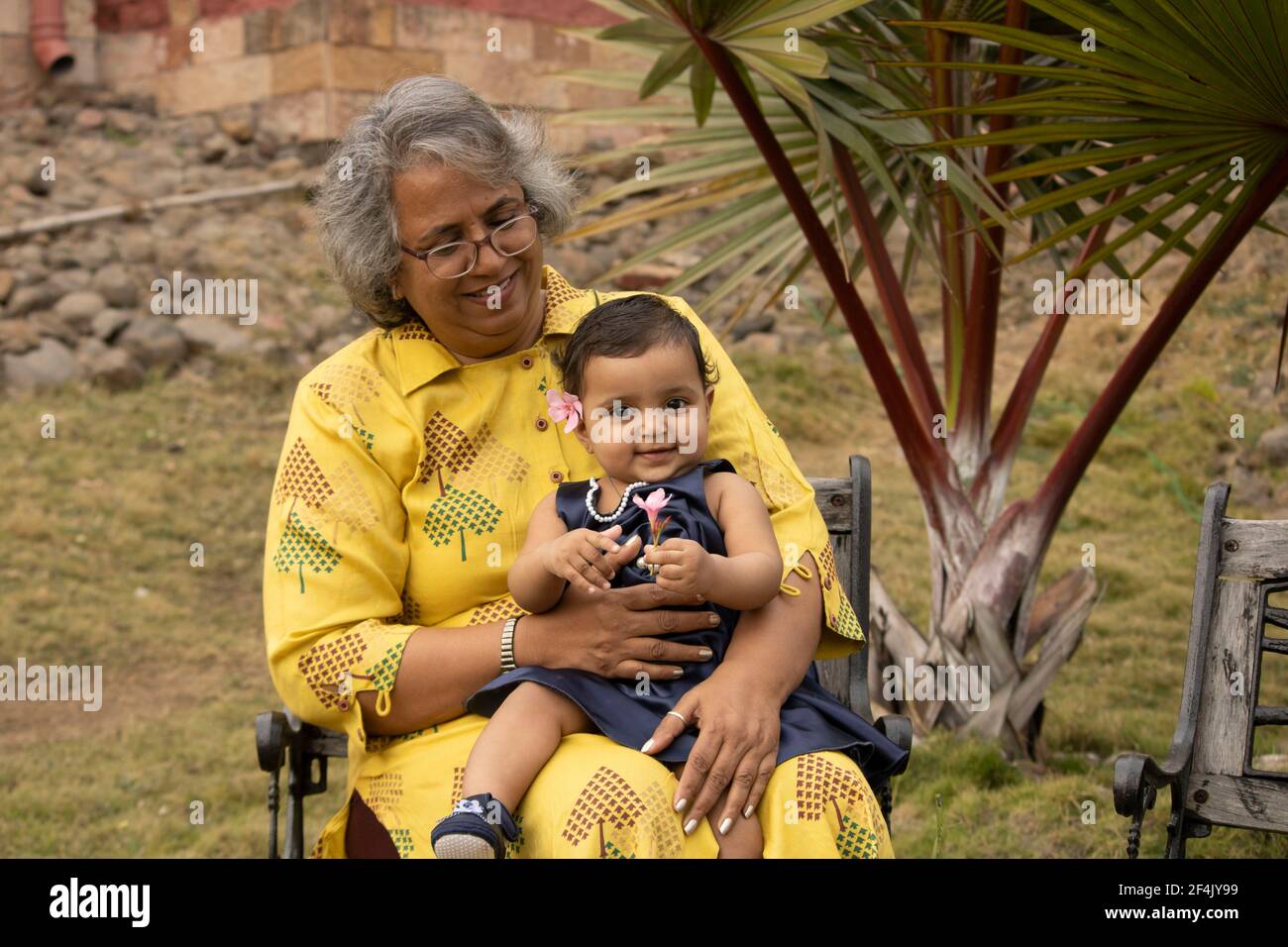 Des moments heureux avec une grande-mère, une femme indienne ou asiatique passe du temps de qualité avec sa petite fille dans le jardin. Banque D'Images