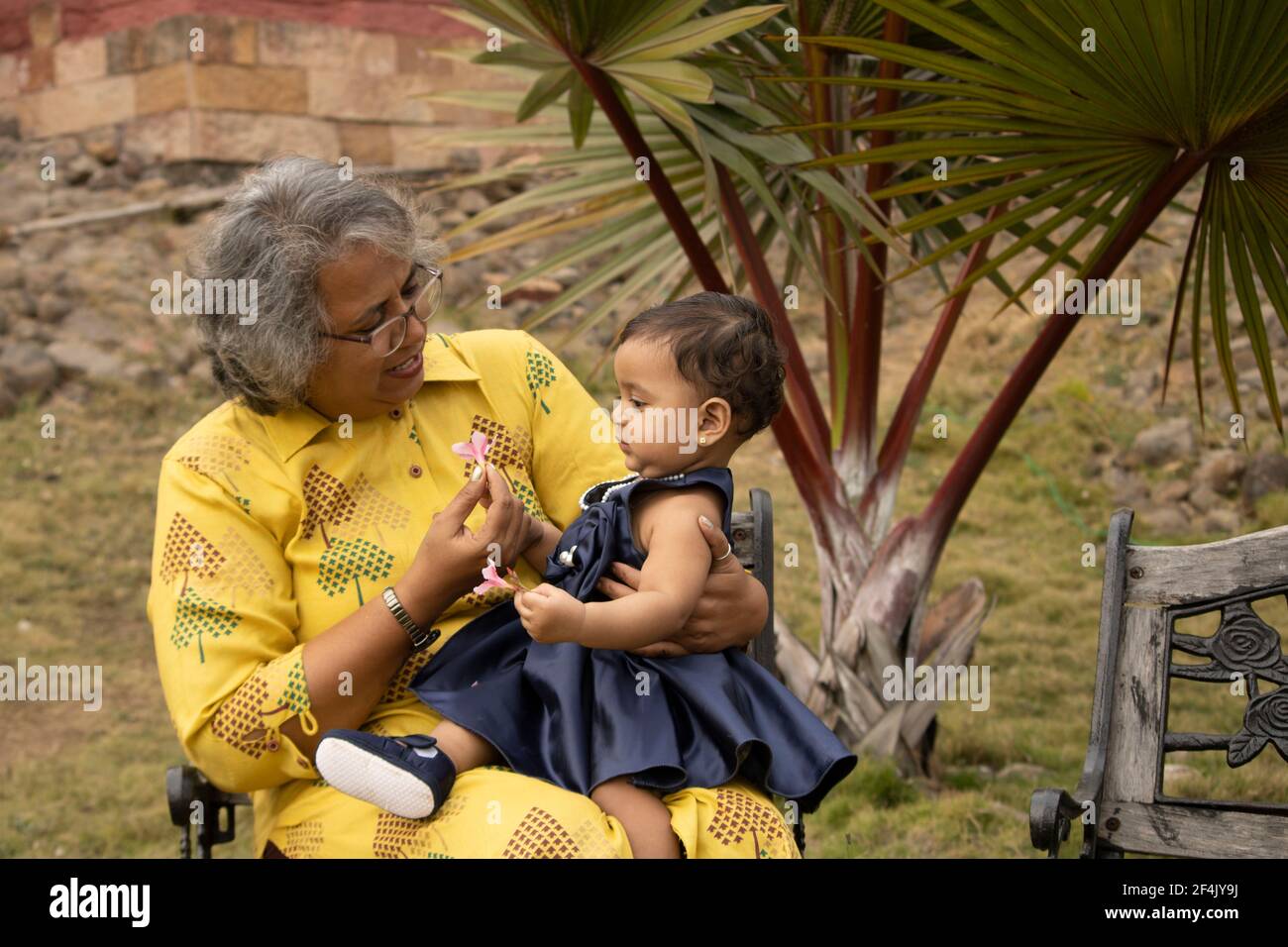 Des moments heureux avec une grande-mère, une femme indienne ou asiatique passe du temps de qualité avec sa petite fille dans le jardin. Banque D'Images