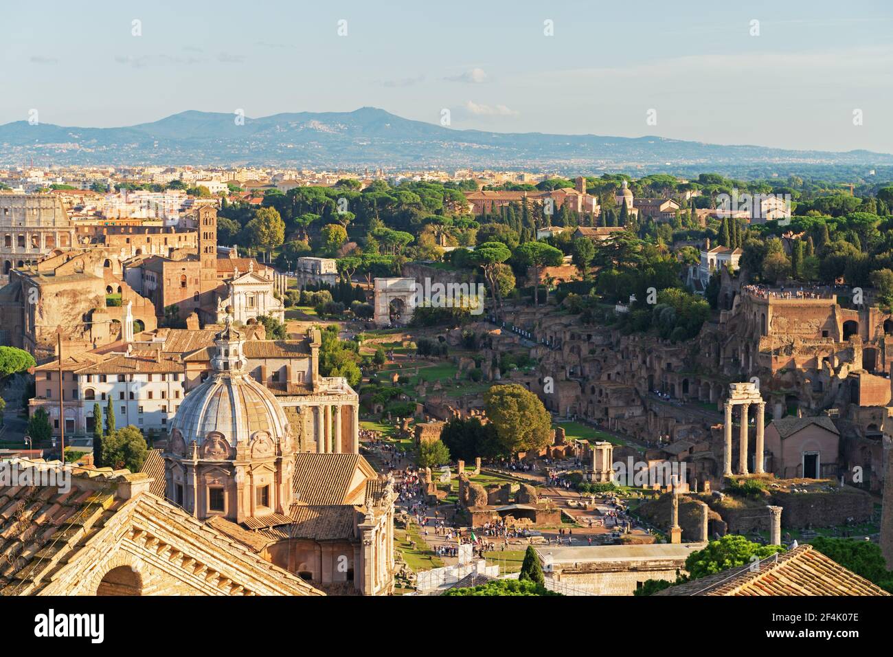 Architecture historique de Rome, vue sur le Forum romain et le Colisée depuis le toit du monument à Vittorio Emanuele II Banque D'Images
