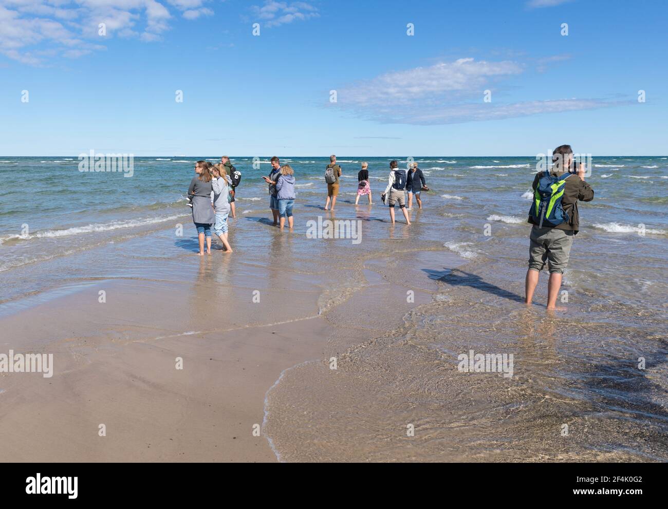 Skagen, Danemark - 31 août 2020 : à Grenen, le point le plus au nord du Danemark, où se rencontrent les vagues de la mer Baltique et de la mer du Nord, les touristes regardent et Banque D'Images