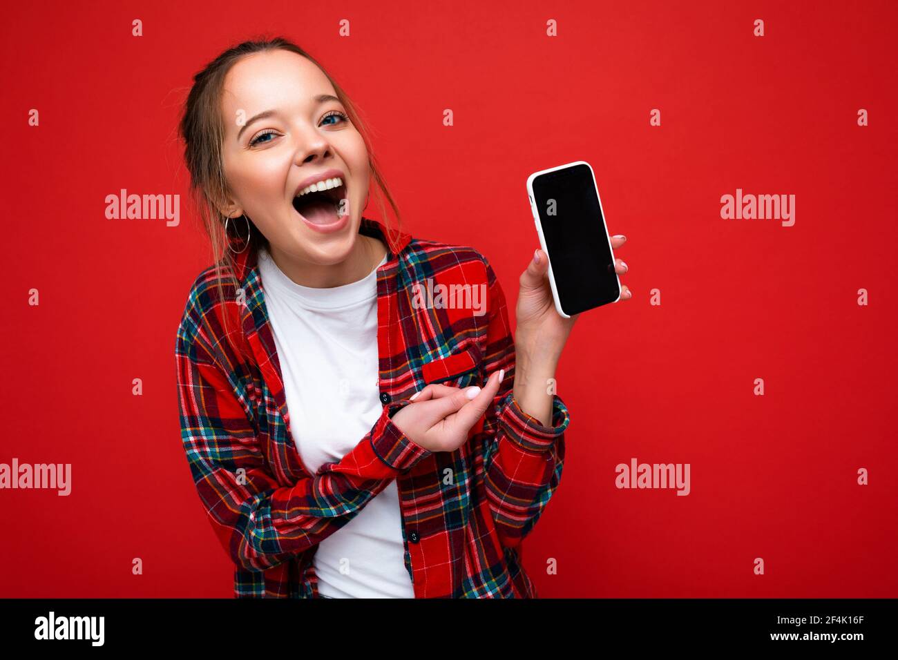 Photo De Belle Pleine De Joie Souriante Jeune Femme Belle Apparence De Port Ensemble Decontracte Et Elegant Isole Sur Fond Avec Espace Pour Les Copies Maintien Photo Stock Alamy Photo De Belle Pleine De Joie Souriante Jeune Femme Belle Apparence De Port Ensemble Decontracte Et Elegant Isole Sur Fond Avec Espace Pour Les Copies Maintien Photo Stock Alamy