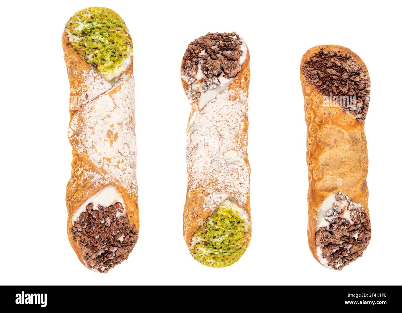 Trois Cannoli siciliens isolés sur fond blanc. Dessert italien sucré Cannolo Banque D'Images