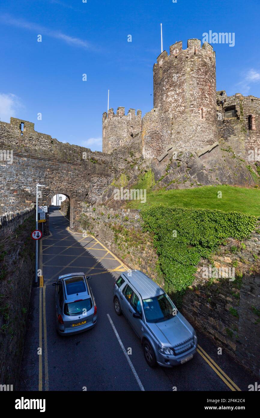 La route de la ville à travers les murs du château à Conwy, pays de Galles Banque D'Images