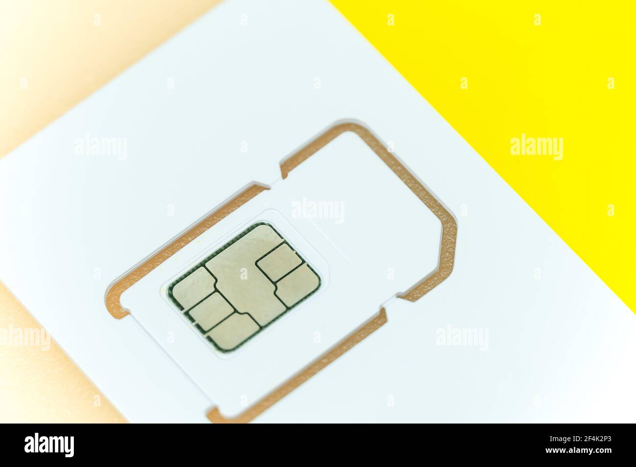 Gros plan de la nouvelle carte SIM jaune d'un mobile ou téléphone portable Banque D'Images