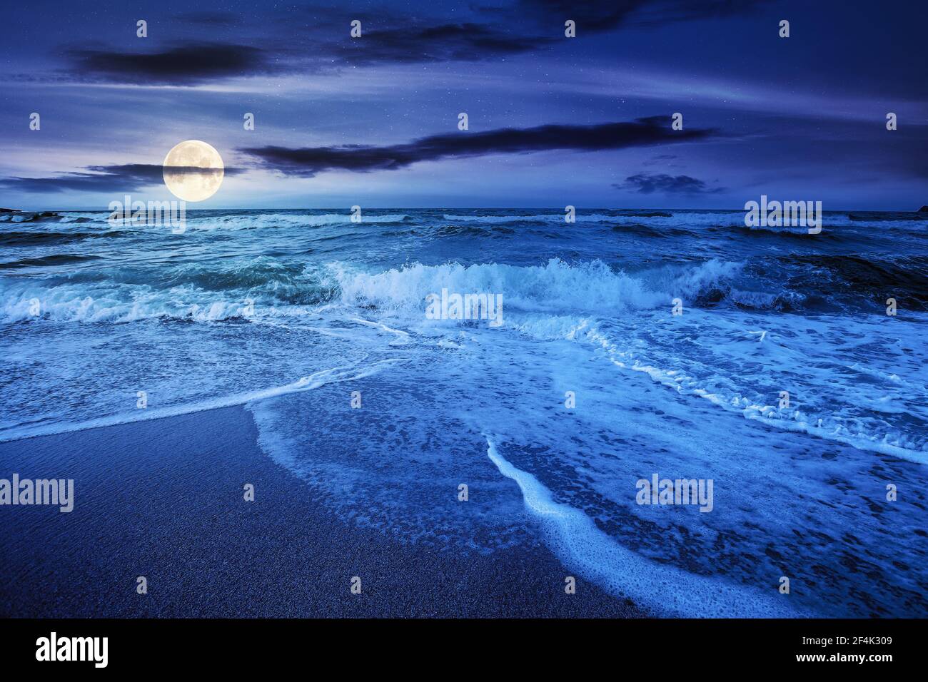 marée de mer sur un lever de soleil nuageux. vagues vertes écrasant la plage de sable doré en pleine lumière de lune. temps de tempête approchant. concept de vacances d'été Banque D'Images marée de mer sur un lever de soleil nuageux. vagues vertes écrasant la plage de sable doré en pleine lumière de lune. temps de tempête approchant. concept de vacances d'été Banque D'Images